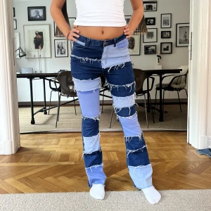 Coola jeans!  - Så snygga coola jeans! MIDJEMÅTT:68cm men strech så passar upp till 78cm INNERBENSLÄNGDEN:79cm