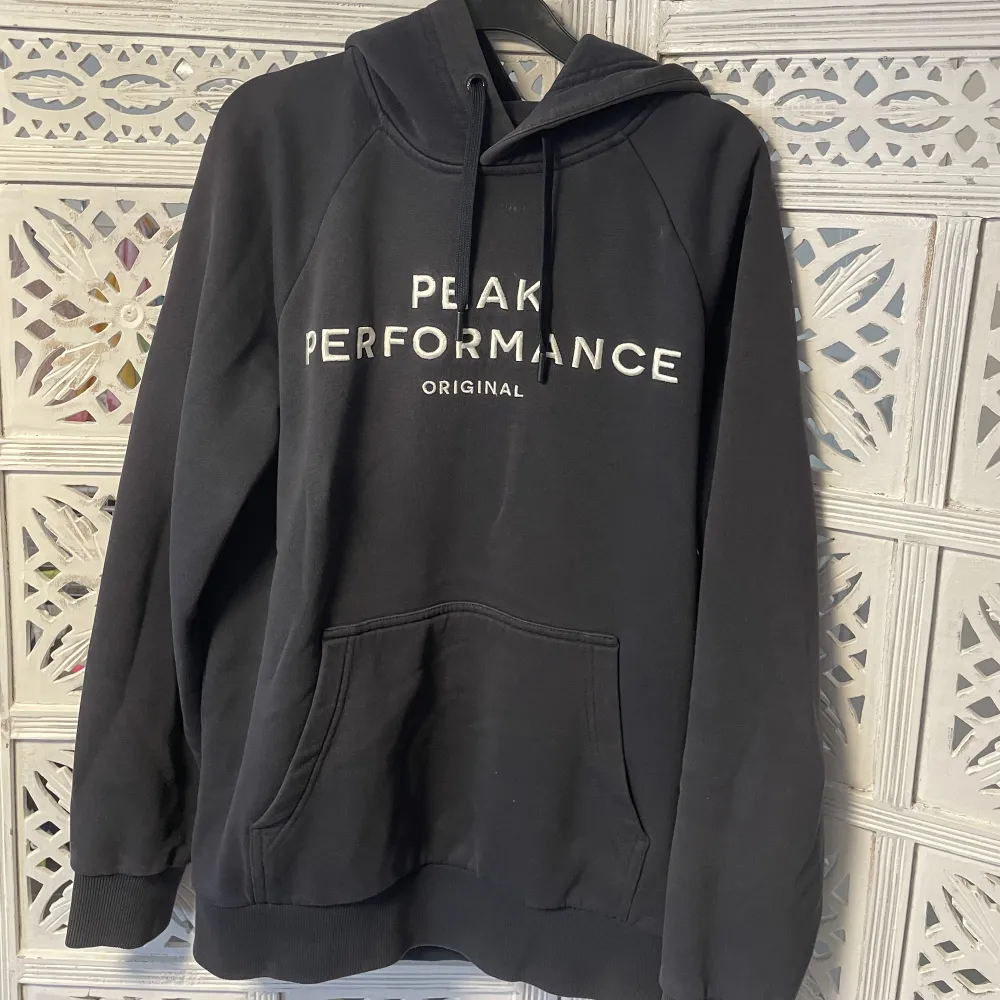 Peak performance Hoodie i fint använt skick storlek M. Finns i Huddinge.. Hoodies.