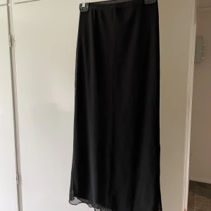 Långkjol  - Svart långkjol. Aldrig använd🤍
