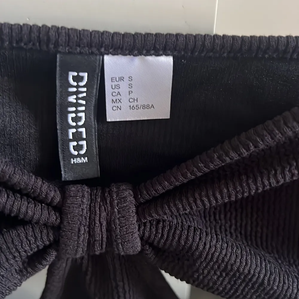 Säljer detta svarta linne från H&M då de inte kommer till användning💓💓. Toppar.