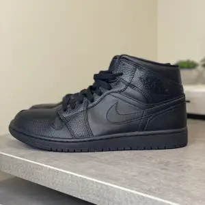 Svarta Nike jordan 1 mids. Skorna är i ny skick anväda bara 1 gång kommer utan box.