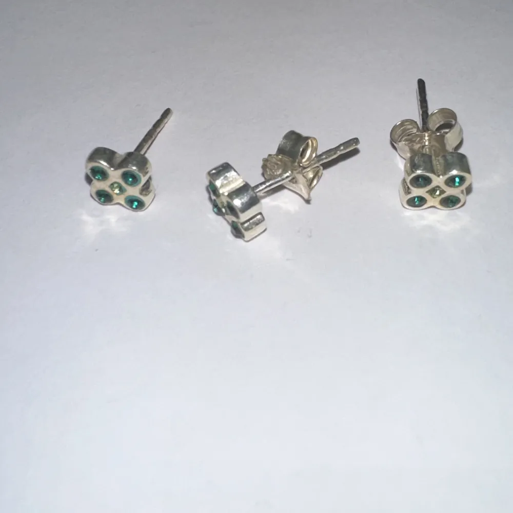 Silver-örhängen med gröna stenar i två nyanser. . Accessoarer.