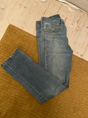 Levis 505 jeans - Säljer nu mina Levis 505 jeans eftersom dom är för stora. Använda men fortfarande i bra skick. Hör av dig vid intresse eller frågor!!