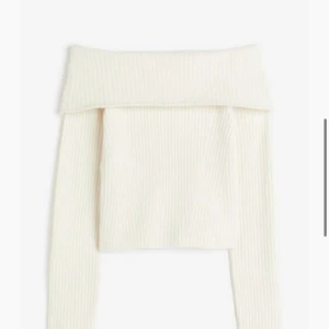 Off shoulder tröja  - Kräm vit off shoulder tröja från H&m. Använd 2-3 gånger! 