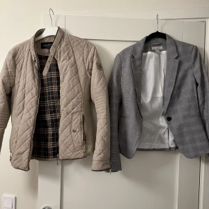 Jacka och kavaj, båda för 100 - Den beigea är från Hollies. Höstjacka, stl 38. Dragkedjan går inte upp hela vägen. Grå kavaj från HM, stl 36