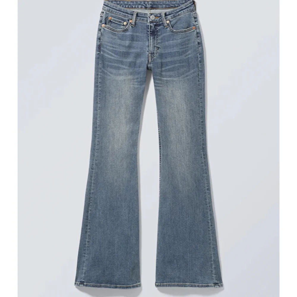 jag säljer mina weekday jeans som är helt slutsålda💗Original priset är 590kr och dom är högmidjade💓Pris går att diskuteras!. Jeans & Byxor.