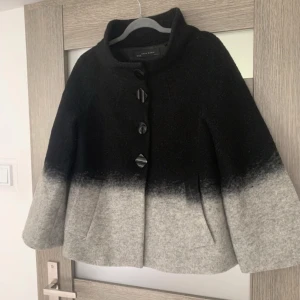 Kappa från zara - Super snygg i ull 🫶🏼Den är i XL men sitter som en M/L då Zaras storlekar är lite små. Den har några små hål på insidan men inget som påverkar kappan i sig.