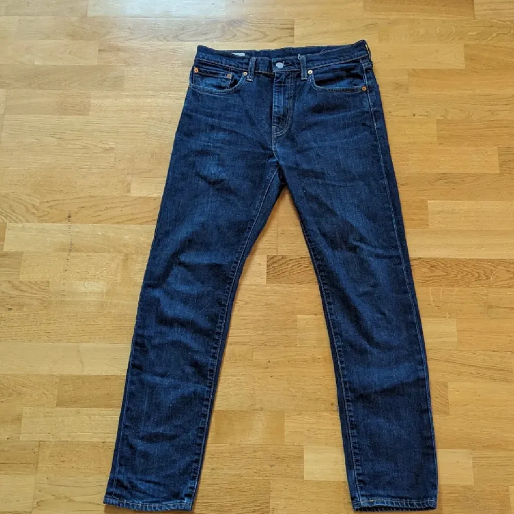 Väldigt fina jeans från Levis i mycket bra skick. Regular fit och använd 1 till 2 gånger. Inga fläckar eller märken. Köpta för 1100kr. Priset kan diskuteras🍀🍀. Jeans & Byxor.