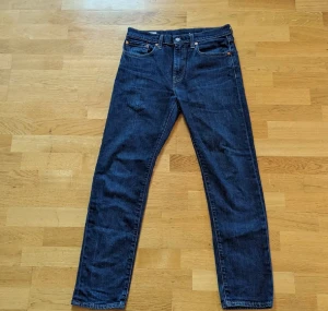 Levi’S 502 Jeans - Väldigt fina jeans från Levis i mycket bra skick. Regular fit och använd 1 till 2 gånger. Inga fläckar eller märken. Köpta för 1100kr. Priset kan diskuteras🍀🍀