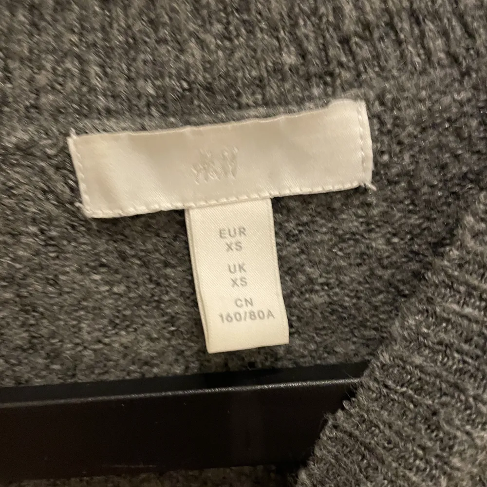 As snygg stickad tröja ifrån H&M! Lite nopprig men inget som märks😊. Stickat.