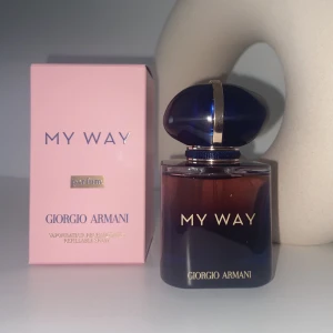 Parfym: Armani MyWay Le Parfum (30ml) - Parfymen är endast sprayad 2 gånger så näst intill oanvänd. Köpt för cirka 1 vecka sedan. Har kvar orginalförpackningen och beställnings bevis från Parfym.se. Kostar ny i butik 1050kr (30ml) Se noter på bild ovan 