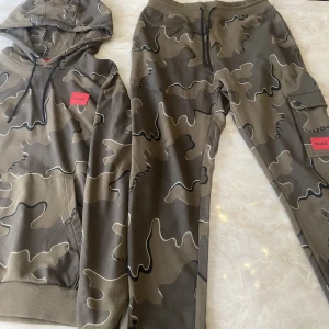 Hugo Set - Detta är ett Hugo set som är storlek S. Settet är aldrig använt så den är i perfket skick👍🏼Den är äkta från Thernlunds. Nytt pris 1900kr säljer för 700kr