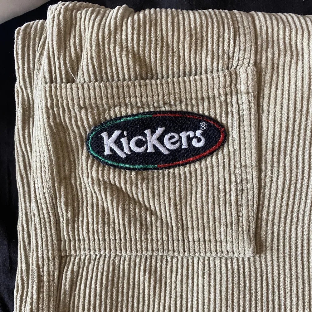 Beige Manchester jeans från kickers. Dom har en ficka på sidan med ett märke på. Sitter jätte snyggt och är mycket bekväma men dom passar tyvärr mig inte längre. Fint skick. Frakt tillkommer . Jeans & Byxor.