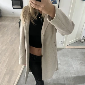 Beige kappa❤️‍🔥 - Säljer min beiga kappa då den aldrig kommer till användning längre. Inga skador eller nått❣️köpt här på Plick. Köp direkt för 350 eller buda för 250🥰 är 170 lång oxå