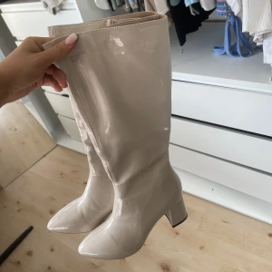 Stövlar - Beigea stövlar i lack💕aldrig använda så i nyskick💗säljer då dom aldrig kommit till användning🌸stl 38
