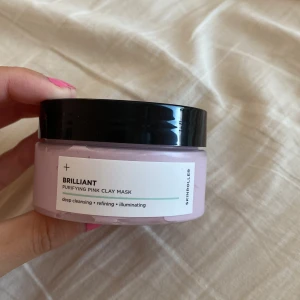 Ansiktsmask  - Säljer den mest populära ansiktsmask från Skinroller då den tyvärr inte passade min hud-typ. ALDRIG använt fingrarna i burken. Mycket produkt kvar/använd ca 3 gånger. Köpt för 349kr.