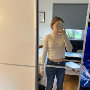 Tröja  - En tröja ifrån Bikbok, den är nått är gamal. Knappt använd. Original pris ca 400kr. Inga defekter 