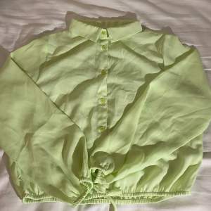 Säljer denna fina neon gröna blusen från H&M🤍