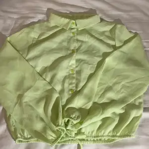 Säljer denna fina neon gröna blusen från H&M🤍