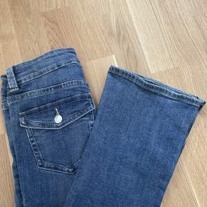 Supersnygga bootcut jeans köpta från gina tricot! Jeansen är i storlek 36 och är knappt använda! 🥰