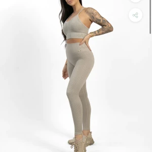 Gavelo tights och topp - Tights strl. M, passar även S. 250kr Sport bh strl.S, passar även M. 150kr.  Köper du hela setet får du det för 300kr. Köparen står för frakt.  Knappt använda då jag bara använts vid fotografering för gavelo.