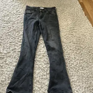 Grå/svarta jeans som är Low waist i storlek 158 men är som om 152 nästan