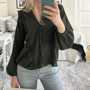 Grön blus - Såå fin grön blus från zara i storlek s💕 Säljer endast vid bra pris. Superfint skick!