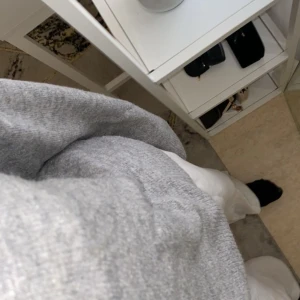 Grå vår tröja - Hej! Jag säljer nu min fina gråa vår tröja. Den passar perfekt till allt  jeans, kostymbyxor även linnebyxor. Den är så fin inte för stor det är dock storlek L men själv så har jag S/xs och den passar utmärkt, och har en härlig färg.