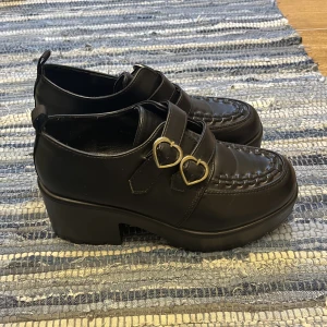 Koi footwear, Platåskor stl.38 - Platåskor från koi footwear. Aldrig använt utomhus, väldigt gott skick. Coola och snygga med silverdetaljer och hjärtan❤️‍🔥😎✨