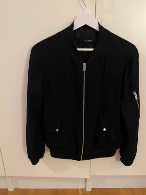 Zara tunn bombar jacka storlek S - Använd men fortfarande fin. Det är ett hål i ena inne fickan och armarna är lite korta.