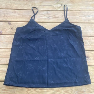 Linne - Svart linne från H&M, den ser blå ut på bilden men den är svart (Likadant linne som den gröna)  Inget fel på linnet☺️  