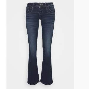 Säljer dessa Low waist ltb jeans som inte är super använda☺️De är även bootcut!