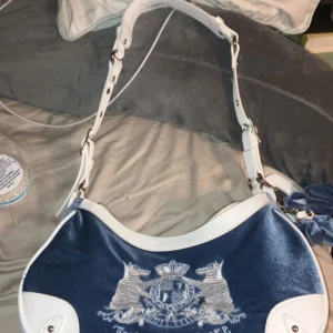 Juicy väska  - Säljer då den inte kommer till användning. Den är endast ämdnd ca 3 gånger och är i toppen skick. Enda felet är en spricka i spegeln som ni ser på sista bilden. Skriv om ni undrar nåt. Pris går att diskutera💞💞