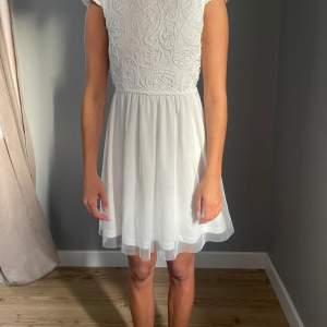 En superfin vit klänning till student/avslutning eller bara till en fin sommarkväll! 