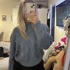 Stickad tröja - Säljer den här fina stickade tröjan från mango i storlek M, men skulle säga att den sitter som en S. Inte använd många gånger och är i fint skick.