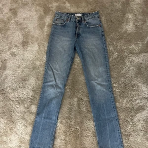 Mid-Rise jeans - Mellanblåa raka mid-rise jeans från Zara, säljer då dem är för små för mig