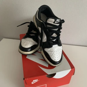 Jordan 1 low Panda - Jordan 1 One Low Panda säljs i storlek 40 okej skick är öppen för att diskutera pris. 