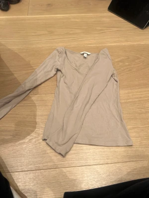 Långärmad  - Säljer denna fina urringade långärmad tröja. Den sitter väldigt tajt o snyggt på. Köparen står för frakten💕