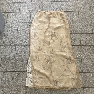 Långkjol - Jättefint skick!! Köpt på humana second hand i Gbg men har tyvärr aldrig använt den. Så söt. Storlek xs/s. Den har dragkedja och knapp där bak. 
