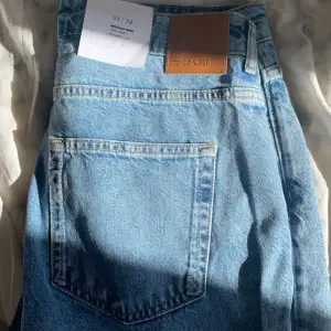 Hjälper min syster sälja ett par jeans som hon inte använder, lapparna är kvar. Ny pris 599kr säljer för 350kr.