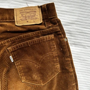 Low waist jeans Levis  - Dessa low waist manchester jeans är köpta från Levis. Köpta på secondhand och är vintage. Supercoola och sitter väldigt fint och är låga i midjan. Bra skick och inga defekter vad jag har märkt. Midjemått: 38 cm (rakt över) och innerbensmåttet: ca 70-73 cm