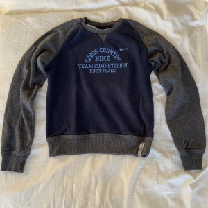 Vintage Nike specialtröja!💋 - En supercool vintage tjocktröja från Nike! Troligen specialgjord och därför sällsynt. Den är skön och varm, kommer passa asbra till den kalla hösten och vintern så passa på innan den blir såld!💋