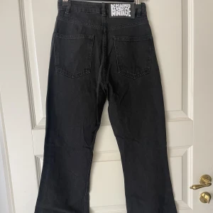 Bootcut  - Högmidjade svarta bootcut jeans i storlek xs och waist 24. Dom är ifrån reclamied vintage och är bara använda några få gånger.
