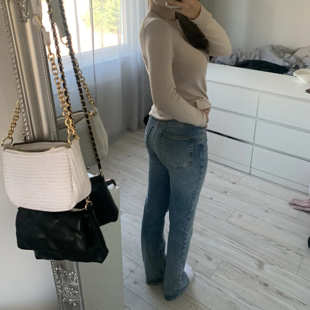 Säljer dessa fina jeans från Cubus då de tyvärr inte kommer till användning. Använda väl men bra skick, endast små defekter längst ner på benen 💕 jag är 163 cm. Jeans & Byxor.