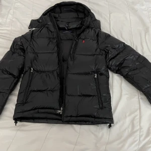Äkta Ralph Lauren Jacka - Den här härliga Ralph Lauren jackan, gjord perfekt mot Sveriges härliga vinterväder🥶 då du aldrig behöver frysa igen.    Jackan är stor i storleken då Zalando även rekommenderade att köpa en storlek mindre. Perfekt för både S och M    Köpt på Zalando med 