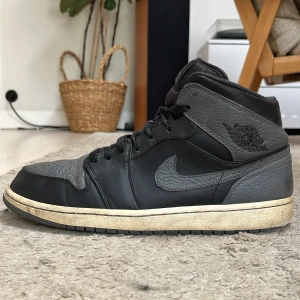 Jordan 1 black dark grey - Tja! Säljer dessa feta jordans! Skorna är ganska slitna men går absolut att använda. Har ingen box eller kvitto. Pris kan diskuteras