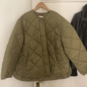 höst jacka  - denna jättefina höstjacka som tyvärr inte kommer till användning. Den är lite oversized men de passar bara på modellen☺️