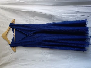 Klänning  - Fin klänning, använd få gånger, sitter bra, utställd kjol från midjan