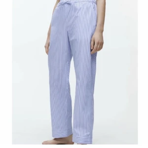 Arket pyjamasbyxor  - Pyjamasbyxor ifrån arket i storlek xs. Använda ungefär 3 gånger så i mycket fint skick! 💕