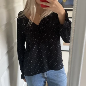 Prickig blus - Prickig svart blus, fint skick